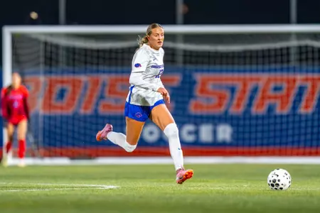 Kayla Soderstrom dribbles a ball running down the field.