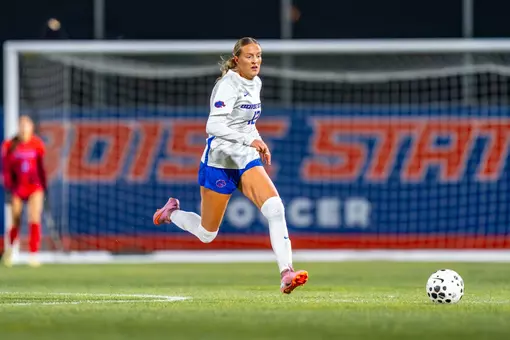 Kayla Soderstrom dribbles a ball running down the field.