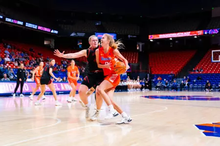 Tatum Thompson drives past a defender.