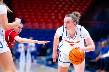 Dani Bayes dribbling the ball.