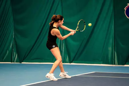 Ariadna Briones GInesta hitting a shot