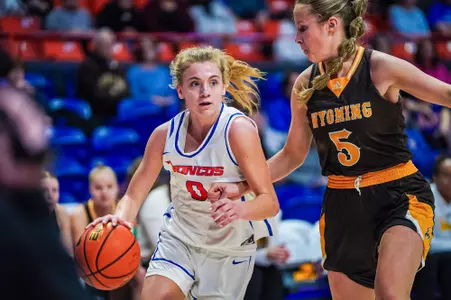 Tatum Thompson drives to the basket against Wyoming on Feb. 18, 2025. Photo by Kenna Harbison.