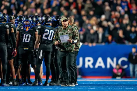 Demario Warren by Boise State huddle