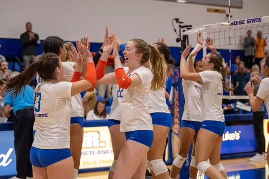 Elle Cotton celebrating with teammates during the 2023 Colorado State match.