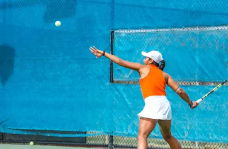 Bhakti Shah watching the ball preparing to hit a forehand shot