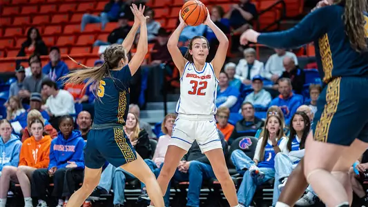 Broncos Open 2025-26 Women's Basketball Season Image