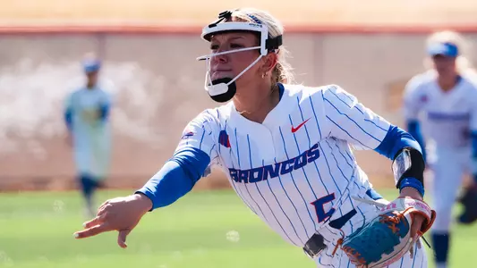 Olivia Bauer throws a pitch.