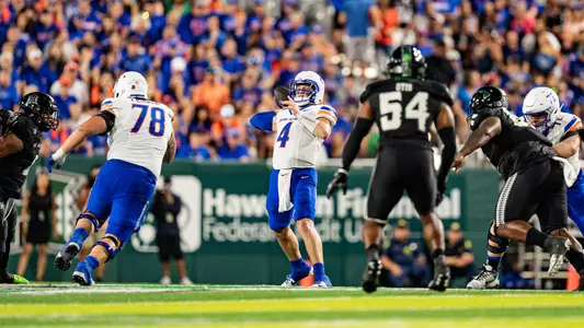 Maddux Madsen throwing a pass at Hawai'i