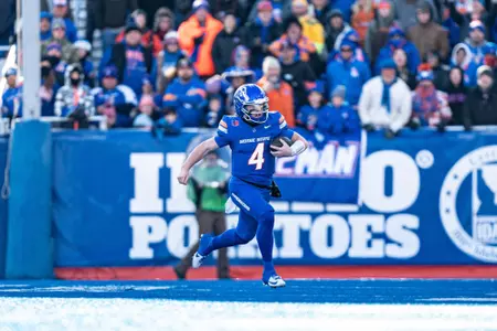 Maddux Madsen running the ball against Oregon State