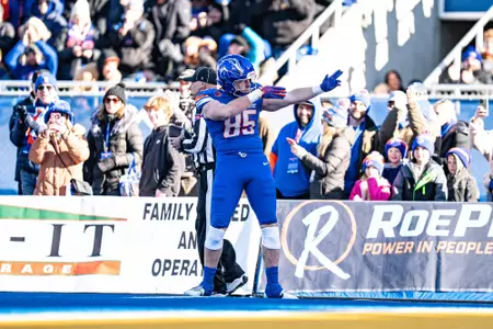 Matt Lauter signaling first down after a catch against Oregon State