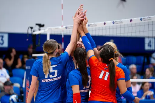 Team Huddle during the Arizona match.