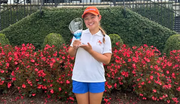Leia Chung holding her trophy after winning the Golfweek Fall Challenge