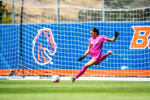 Ava de Leest goal kick