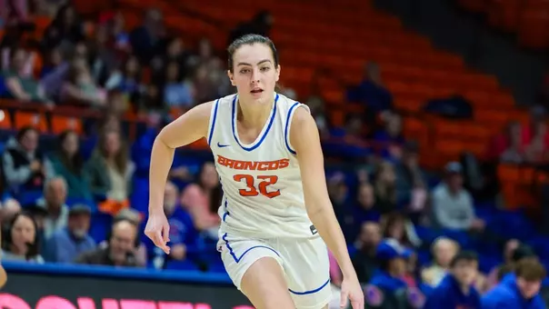 Natalie Pasco dribbling