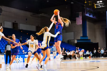 Tatum Thompson shooting the ball