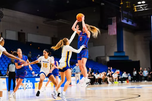 Tatum Thompson shooting the ball