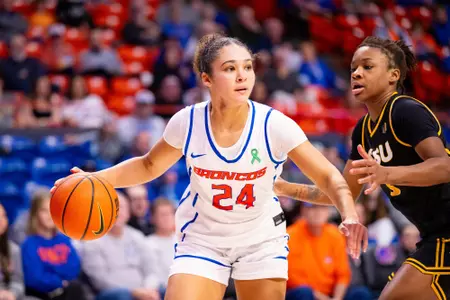 Jayda Lewis dribbling the ball.