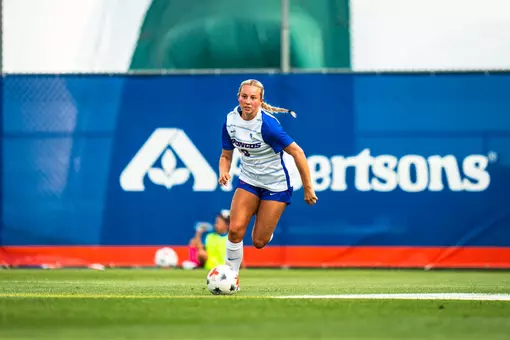 Siena Zunino dribbling the ball.