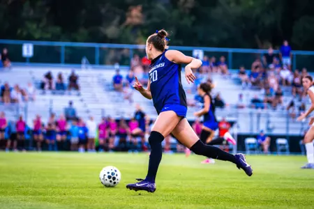 Jillian Anderson dribbling the ball.