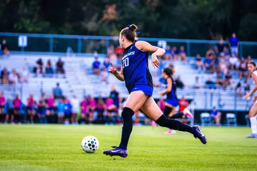 Jillian Anderson dribbling the ball.