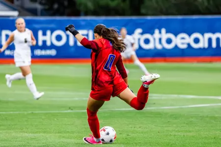 Ava de Leest kicking the ball from a goal kick.