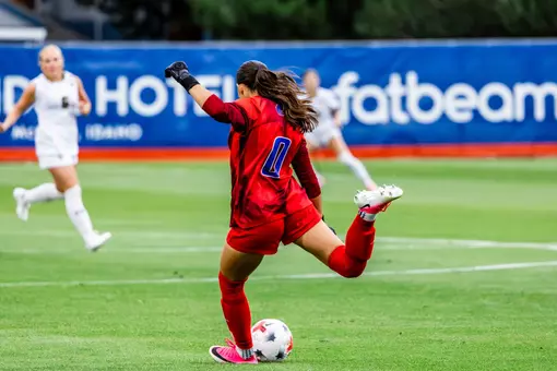 Ava de Leest kicking the ball from a goal kick.