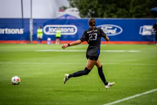 Elyse McGinnis preparing the receive the ball.