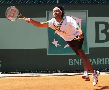 Little-known Canadian goes it alone; Adil Shamasdin plays tennis his own way Image