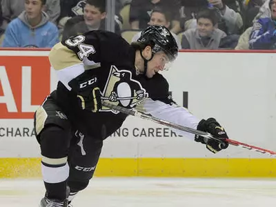 Men's Hockey Alum Farnham Makes NHL Debut Image