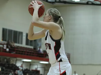 Women's Basketball Outlasted By Harvard, 91-71 Image