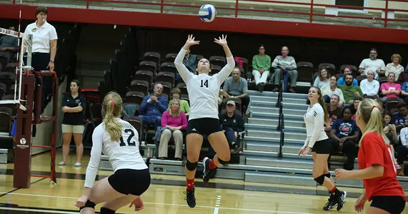 Volleyball Sweeps Host Sacred Heart at SHU Invitational, 3-0 Image