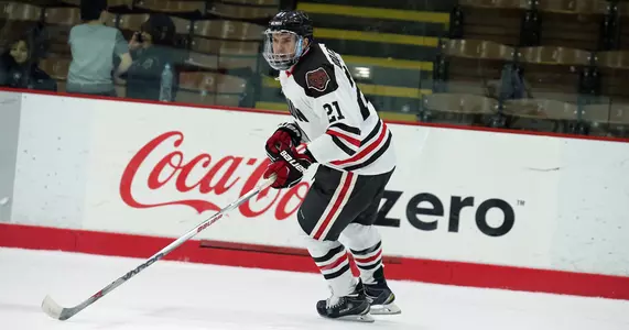 Men's Hockey Falls at No. 1 Quinnipiac, 4-1 Image