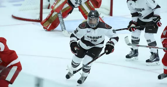Women's Hockey Edged by RPI, 4-3 Image