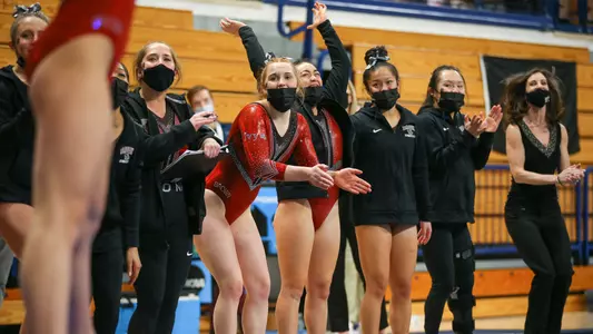 Gymnastics_team_cheering