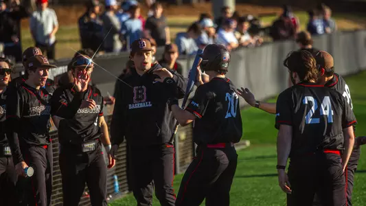 Team-High-Fives at Elon