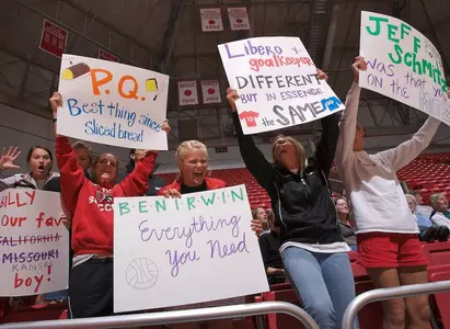 No. 15 Men's Volleyball Soars Over Hawks In Three
