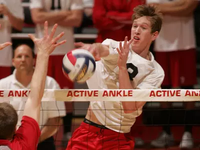 Men's Volleyball Sweeps Quincy To Open League Play