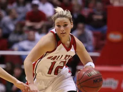 Women?s Hoops Defeats Western Kentucky In OT