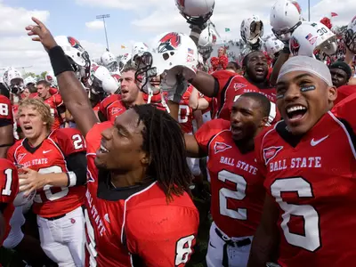 Football Team Improves to 5-0 Remains Undefeated in MAC