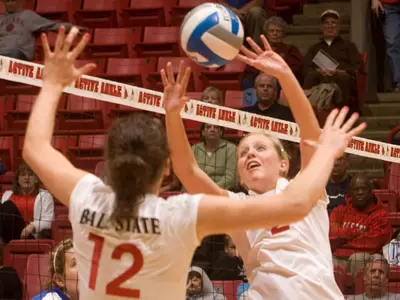 Women's Volleyball Scores 3-1 Win Over Buffalo