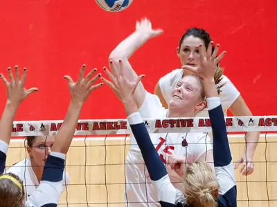 Women's Volleyball Tops Toledo In Three