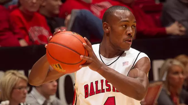 Men's Hoops Cruises To 77-46 Victory Over EIU In Opener