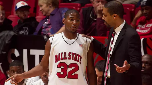 Men's Hoops Falls To St. John's In Overtime In Alaska