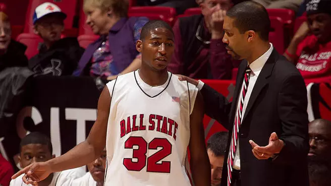 Men's Hoops Falls To St. John's In Overtime In Alaska