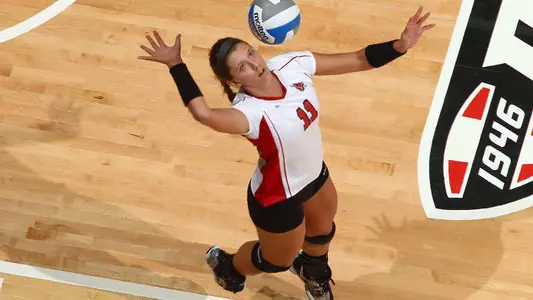 Women's Volleyball Wins Battle Of Division Leaders