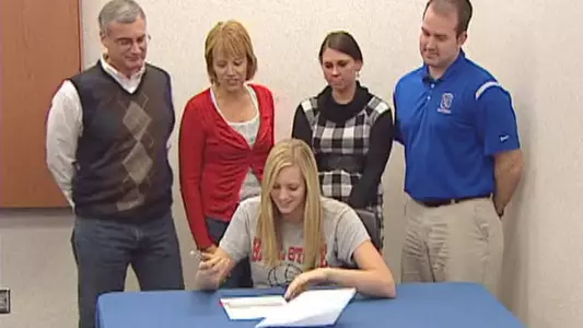 Jenna Spadafora Signs To Play Women's Volleyball