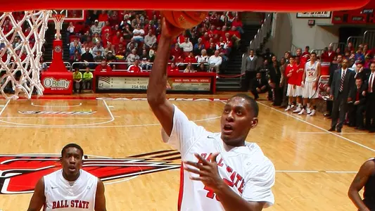 Jones' Last Second Game-Winner Lifts MBB To Victory