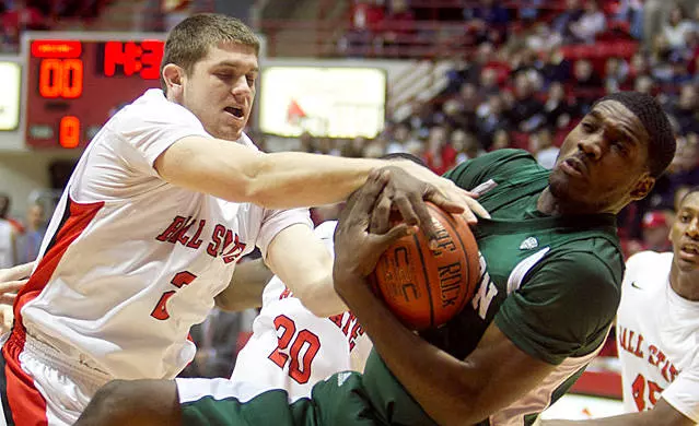 EMU Slips Past Men's Basketball On Buzzer Beater