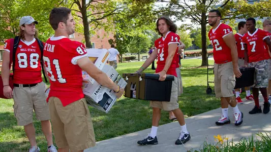 Football Student-Athletes Assist with Move In Day