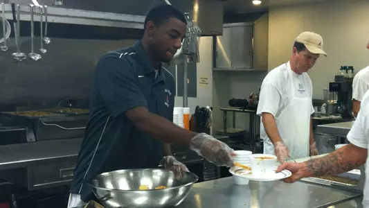 Men's Basketball Team Visits Muncie Mission